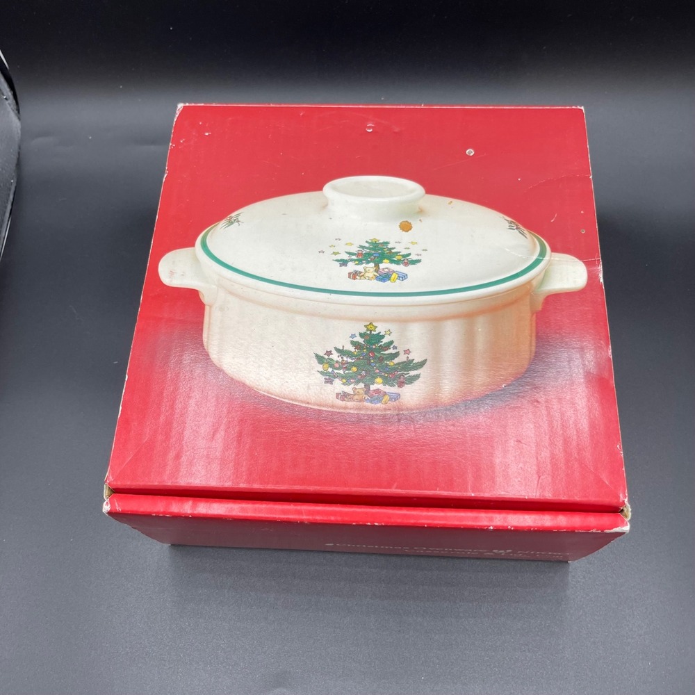 Nikko Christmastime Round Covered Casserole Dish 7.5in Christmas China 1.5 Quart